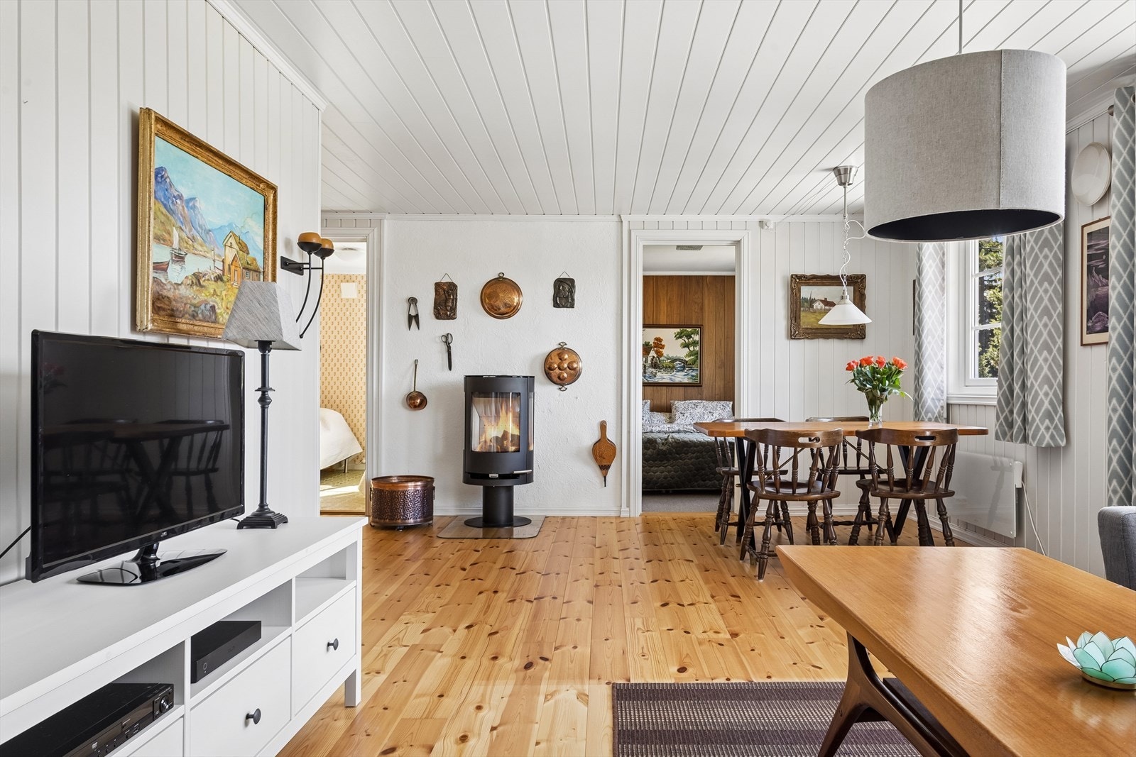 Stuen er innredet med peisovn og har god plass til både sofagruppe og spisebord. Galleribilde