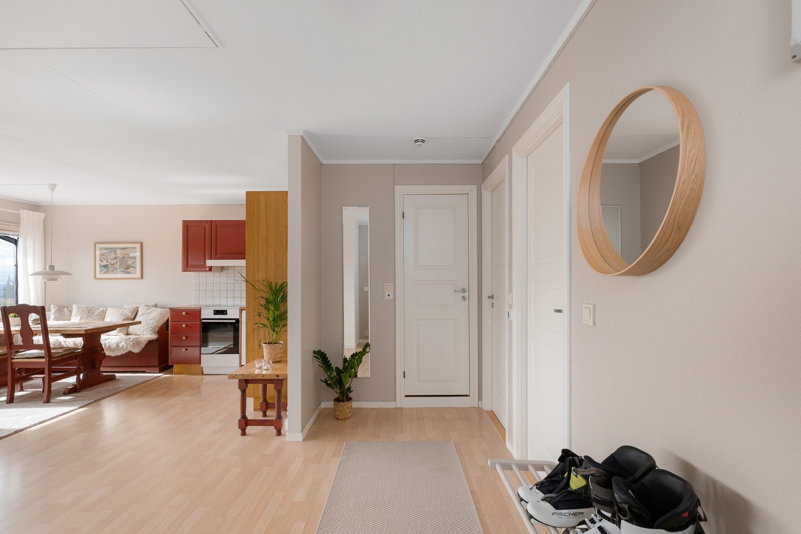 Entré med laminatgulv og åpen adkomst inn mot stuen. Galleribilde