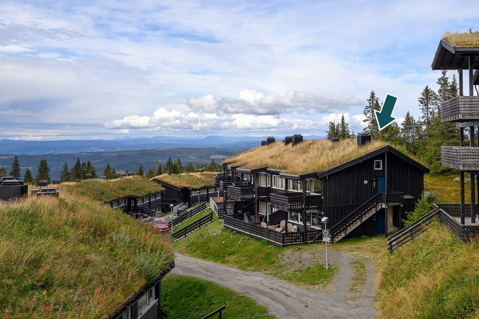 Bygget er oppført med stående og liggende trekledning og tradisjonelt torvtak. Galleribilde