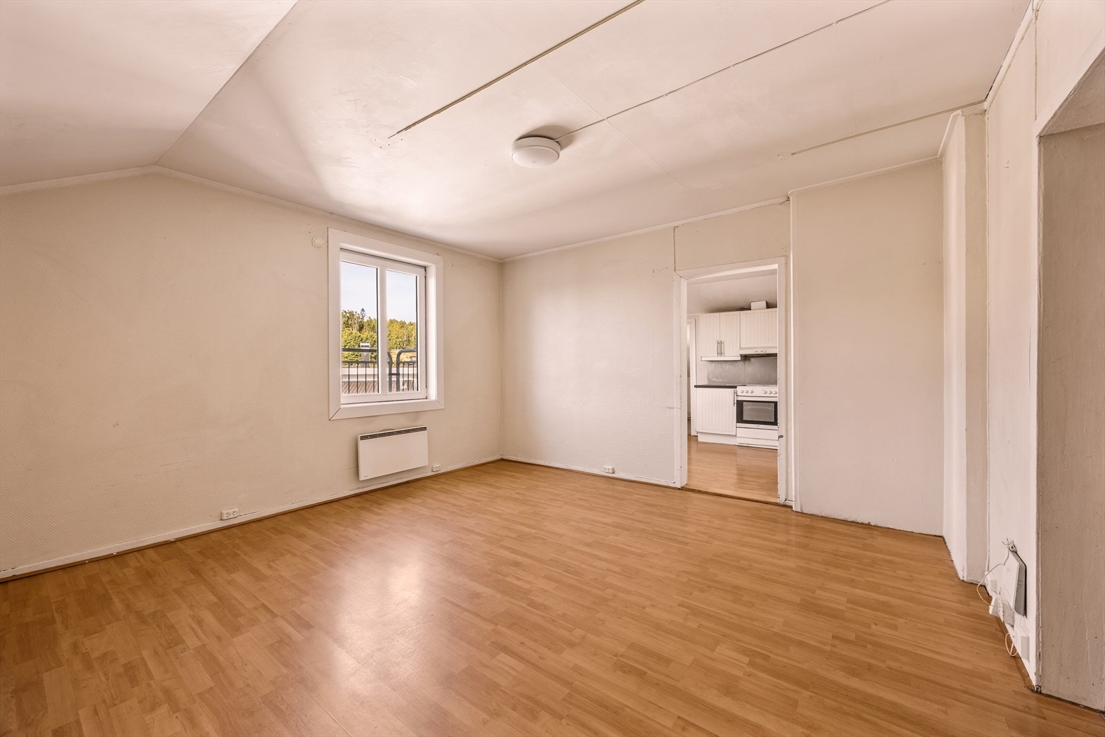 Stuen har laminatgulv, malte veggflater med strietapet og takflater med malte plater og panel. Galleribilde