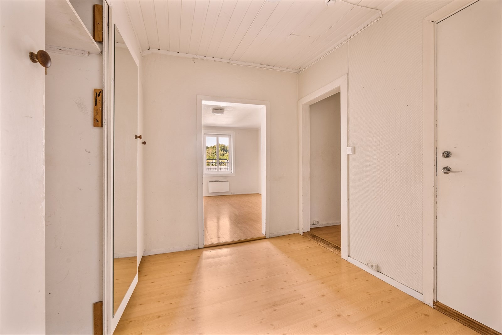 Leiligheten har en romslig entré/gang med plass til oppbevaring av yttertøy og sko. Galleribilde