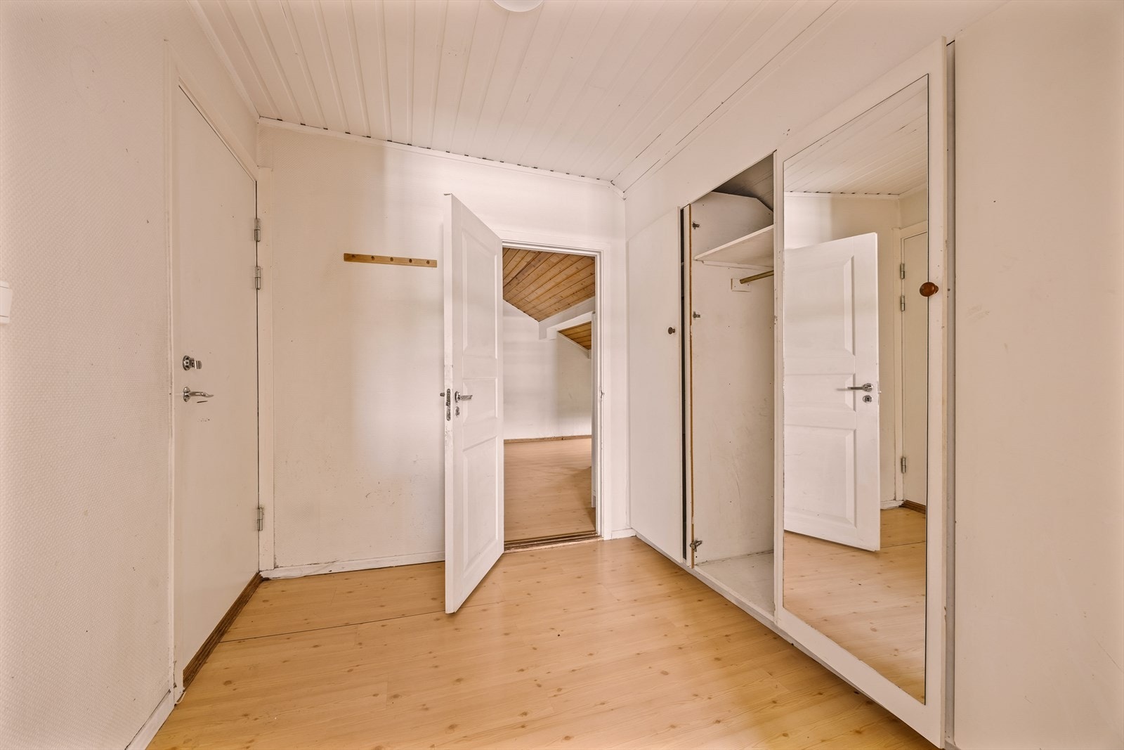 Det er plassbygde skap i entré og gang. Galleribilde