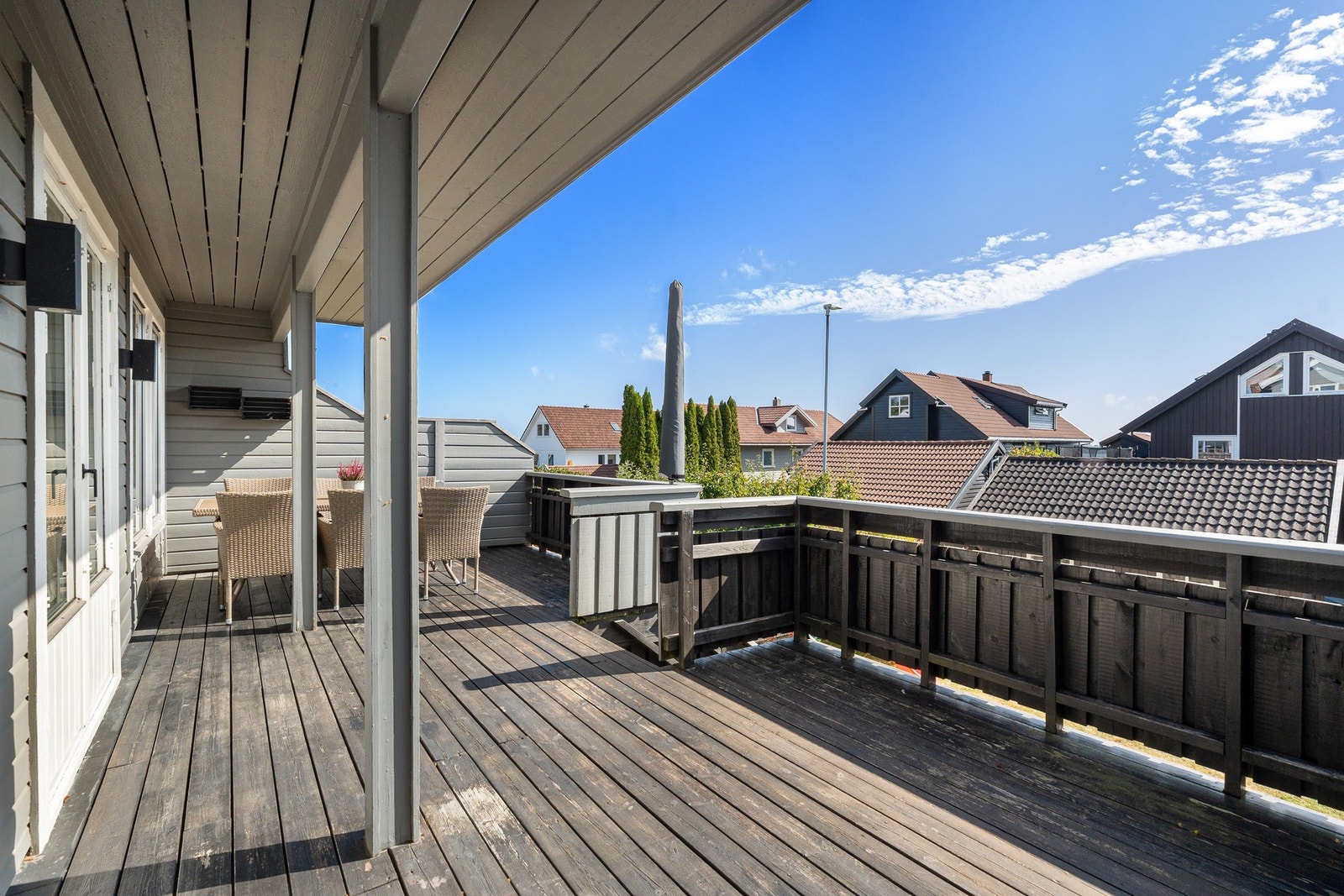 Veranda med trapp til hagen Galleribilde