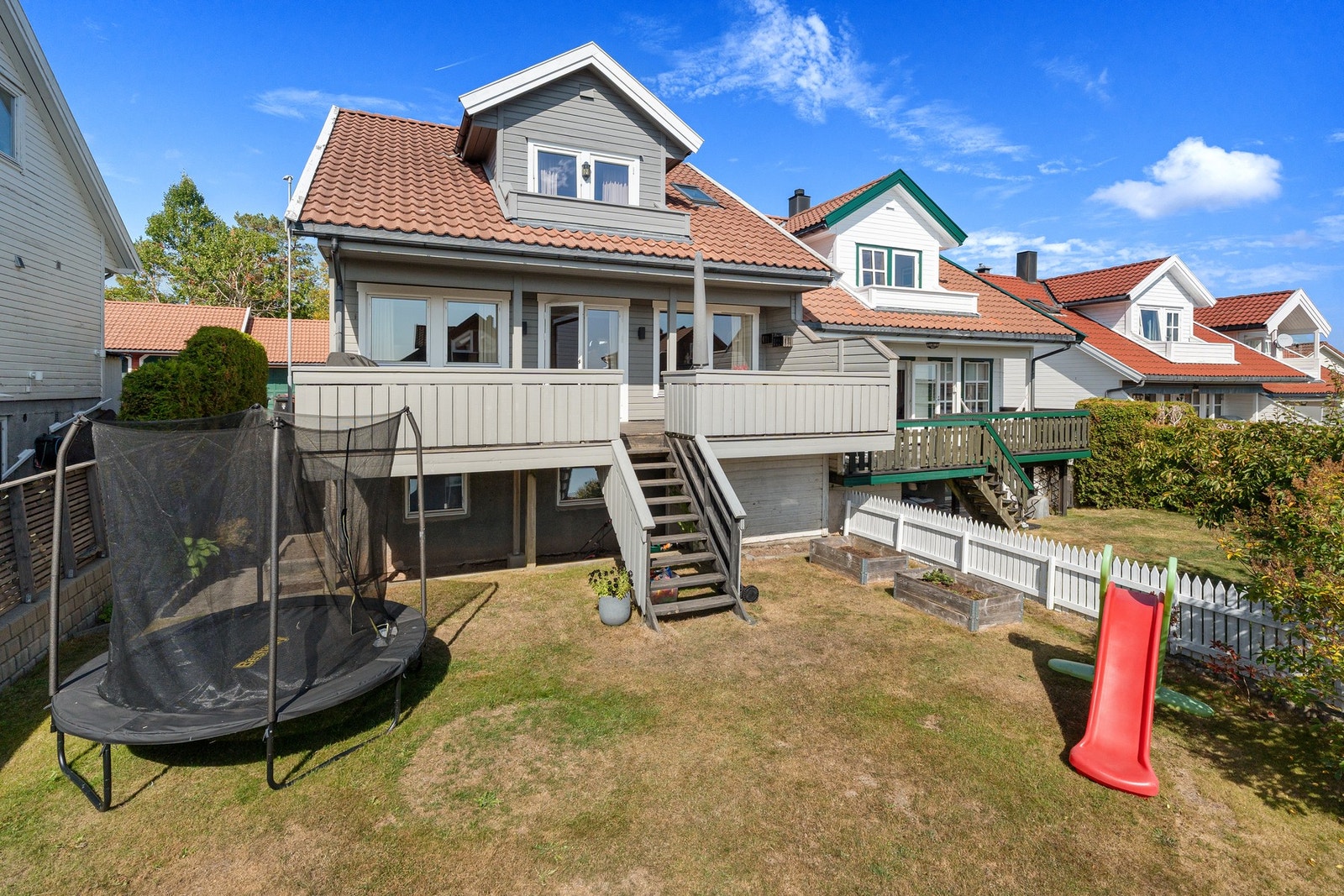 Solrik uteplass med både veranda og gressplen Galleribilde