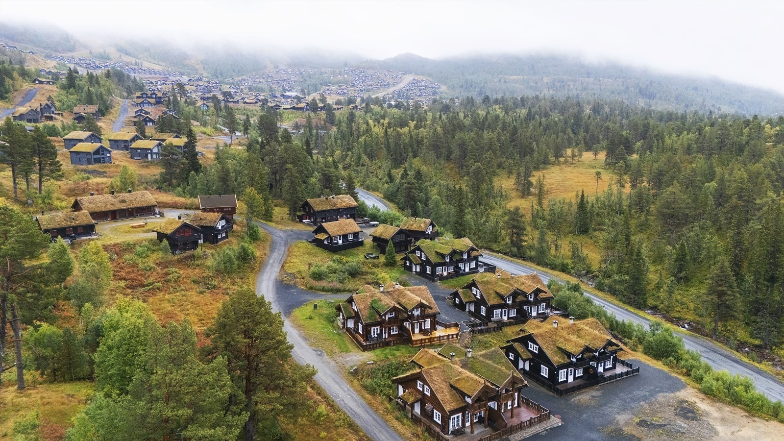 Vår, høst og sommer kan man nyte naturen til fots, med fine fjellturer, badevann, jakt, fiske og bærplukking Galleribilde