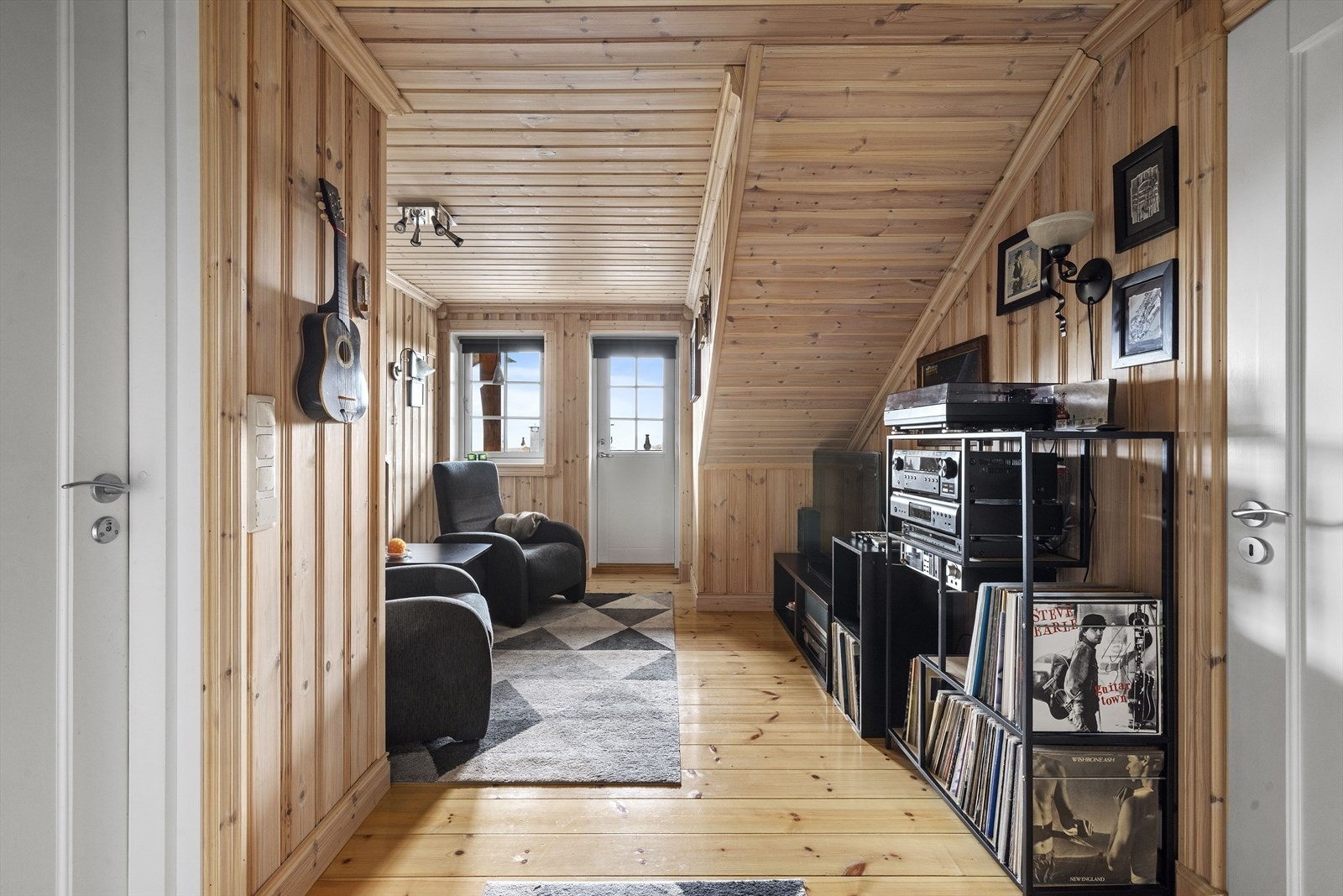 Praktisk loftstue med plass til sofagruppe og tilhørende TV-møblement Galleribilde