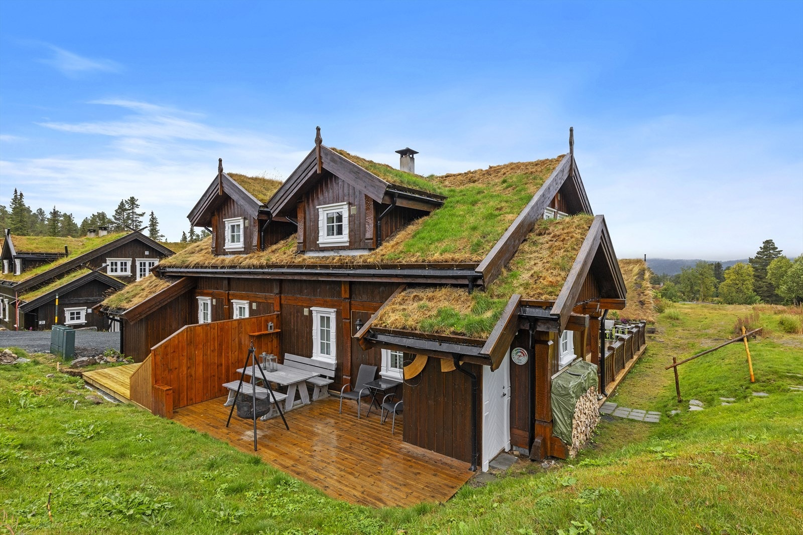 Hytta byr på flotte terrasseområder med gode solforhold, både mot øst og vest Galleribilde