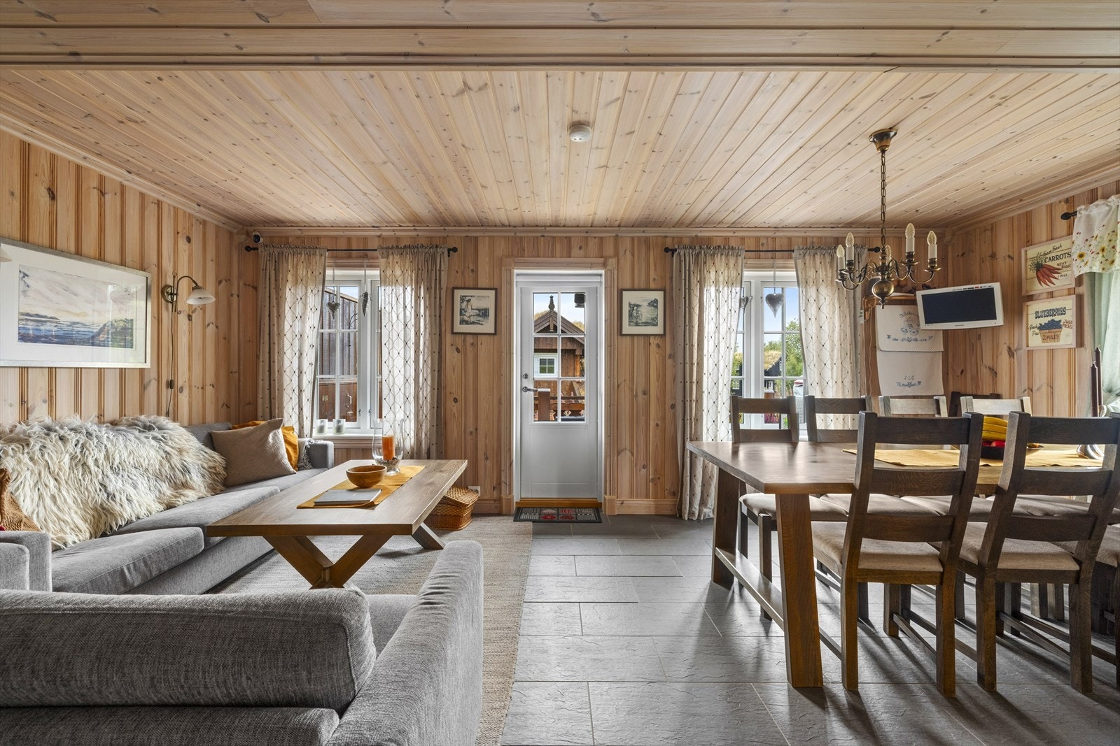 Fra stuen er det utgang til terrasse Galleribilde
