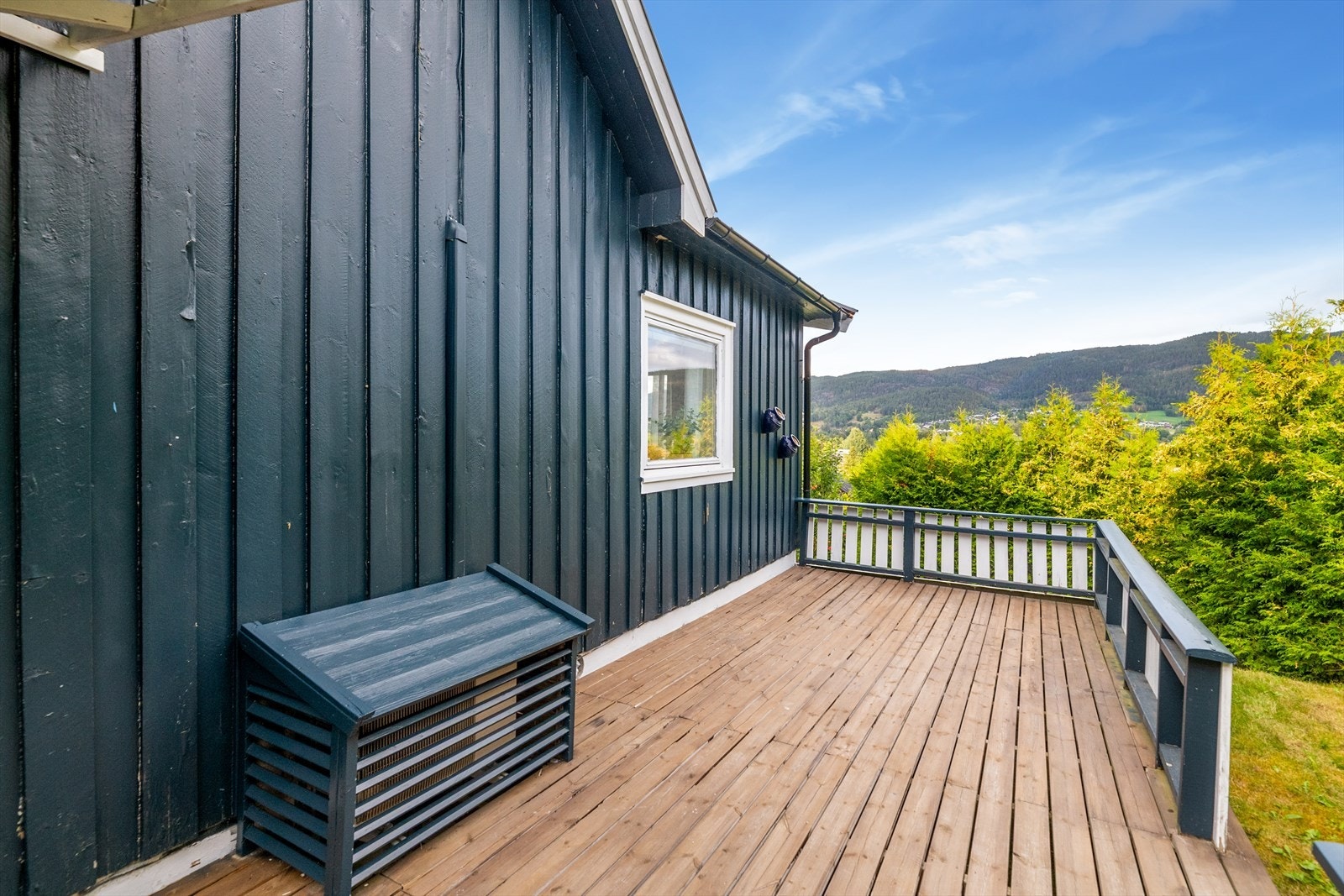 Fra hovedsoverommet er det utgang til en romslig, delvis overbygget terrasse hvor man har fin utsikt over hagen og nærområdet. Galleribilde
