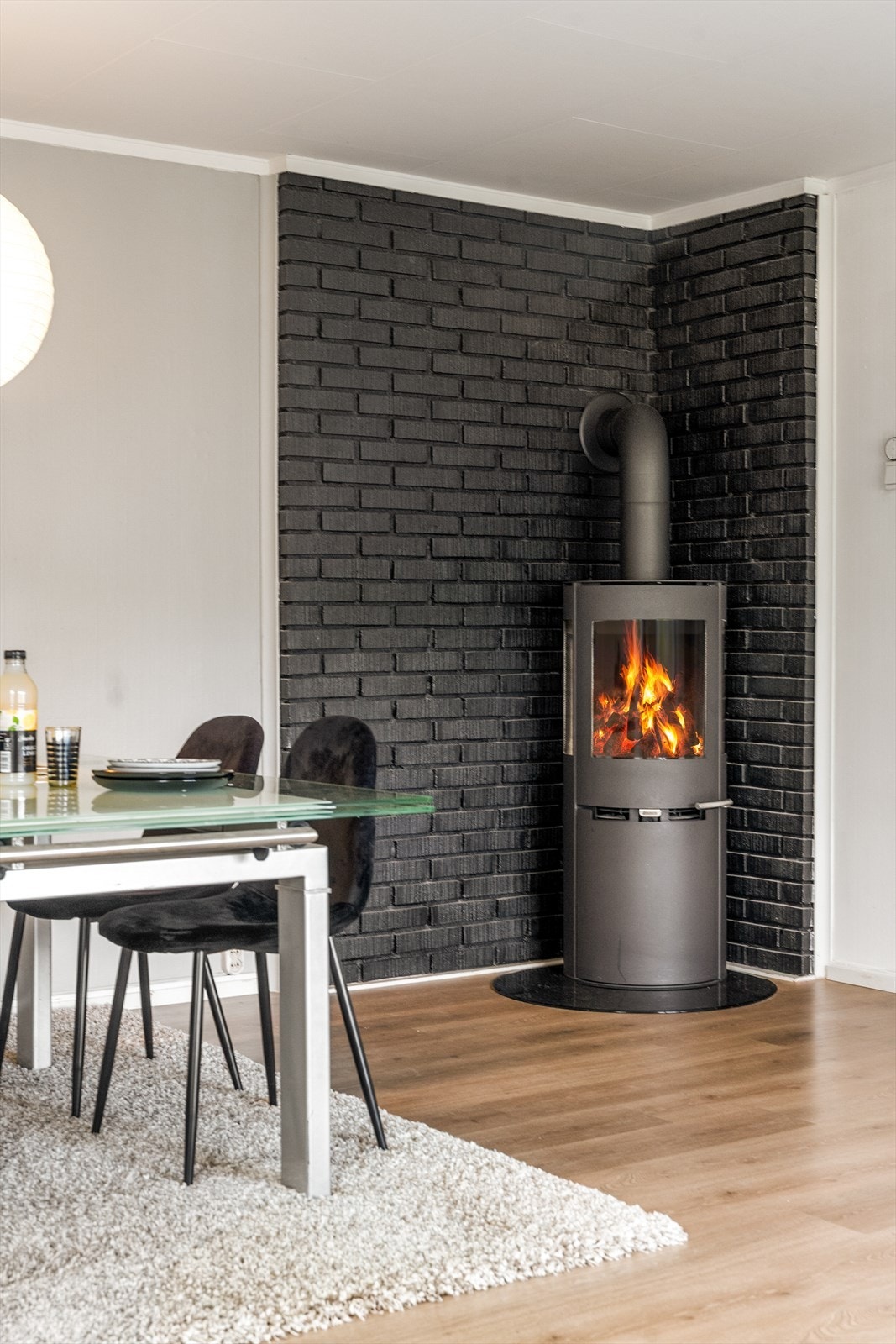 En Aduro peisovn fra 2020, tilknyttet mursteinspipe, gir både varme og hygge. Galleribilde