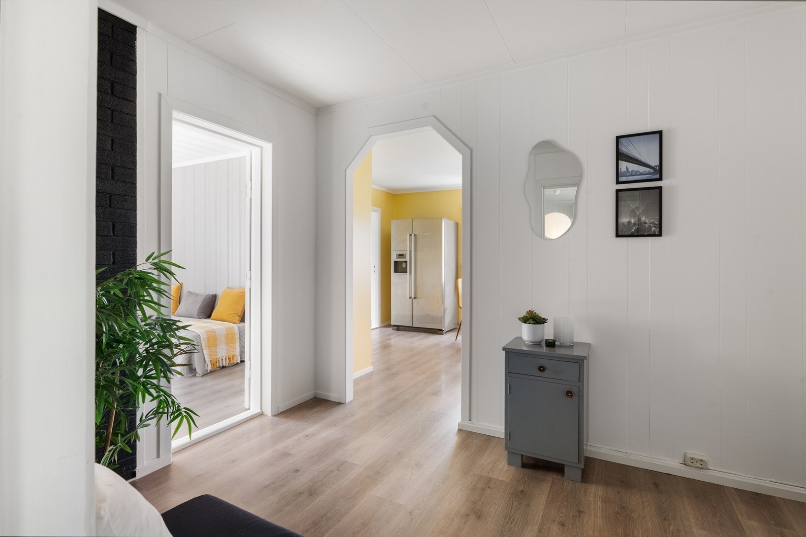Gangen binder sammen rommene i hovedetasjen og har laminatgulv lagt i 2019. Galleribilde