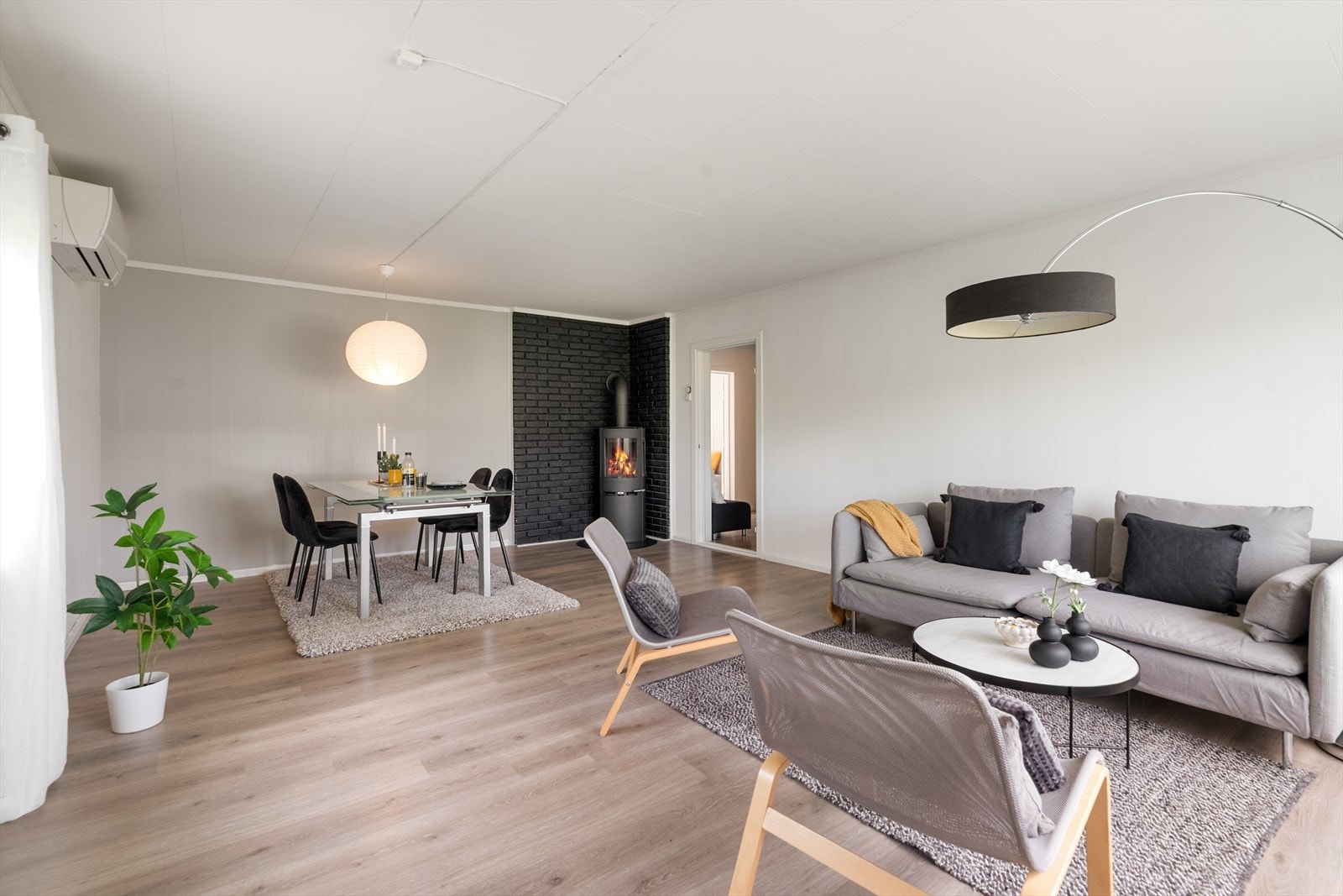 Stuen er romslig og har god plass til både sofagruppe og en egen spisedel. Galleribilde