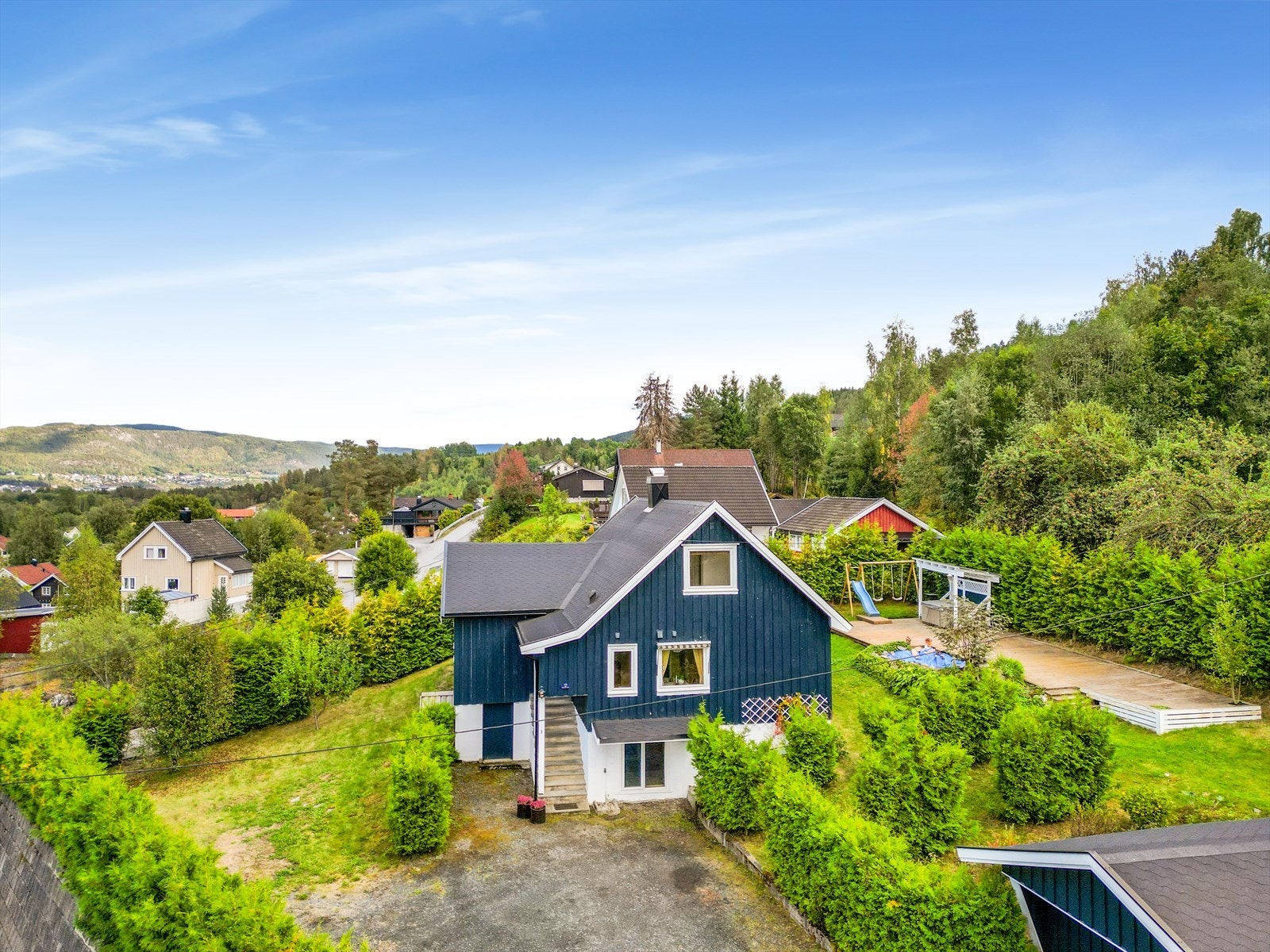 Eiendommen ligger i et etablert og barnevennlig boligfelt på Yli. Kort vei til Tuven, sentrum og turområder. Galleribilde