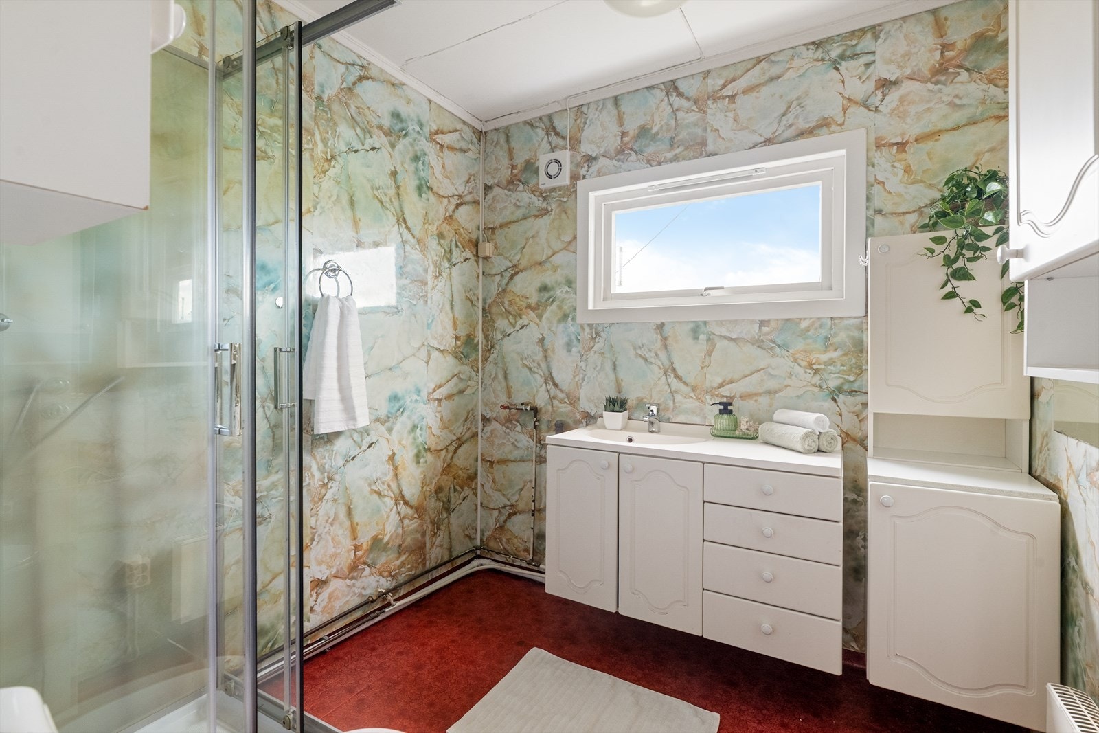 Badet har våtromsbelegg på gulv, baderomsplater på veggene og avtrekksventilasjon. Galleribilde