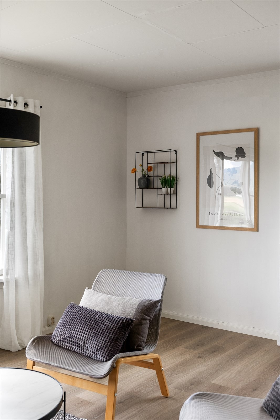 Stuen har malt tapet på veggene og laminatgulv fra 2019. Galleribilde