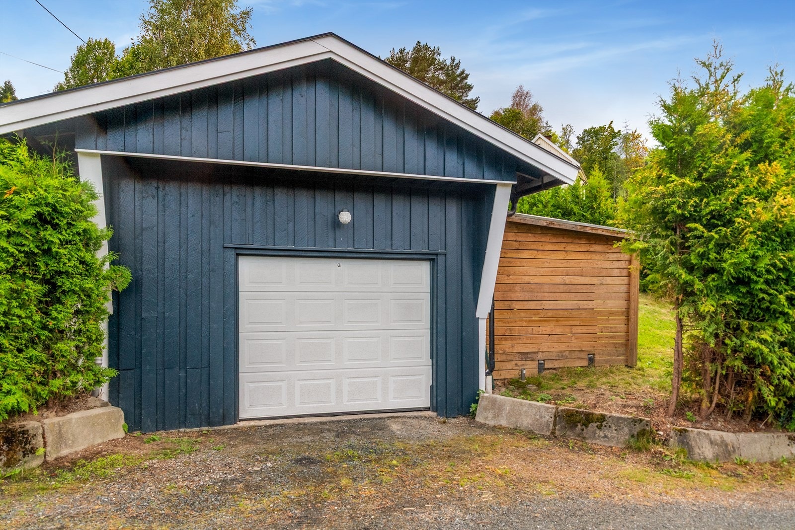 Frittstående garasje på 24 m² med portåpner. Galleribilde