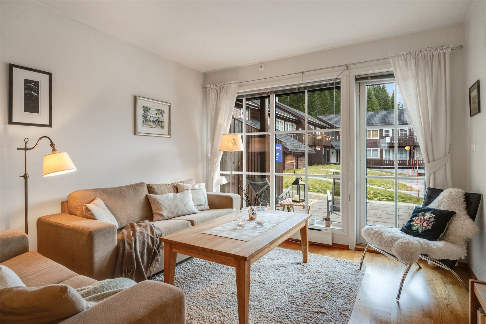 Stuen har store vindusflater. Galleribilde