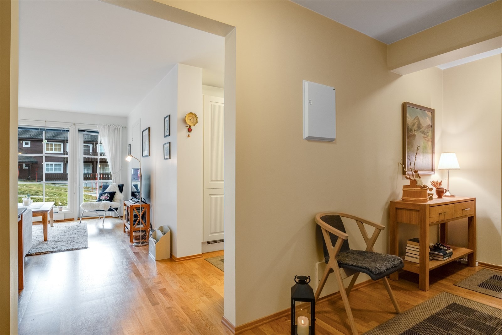 Fra gangen er det åpen siktlinje inn mot stuen og kjøkkenet. Galleribilde