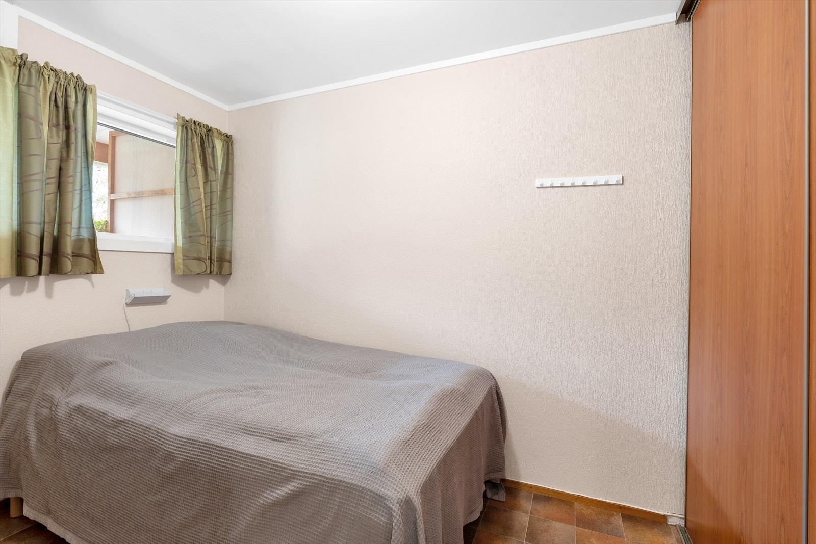 Soverom 2 har belegg på gulvet og vegger med malt strie, samt romslig garderobe. Galleribilde