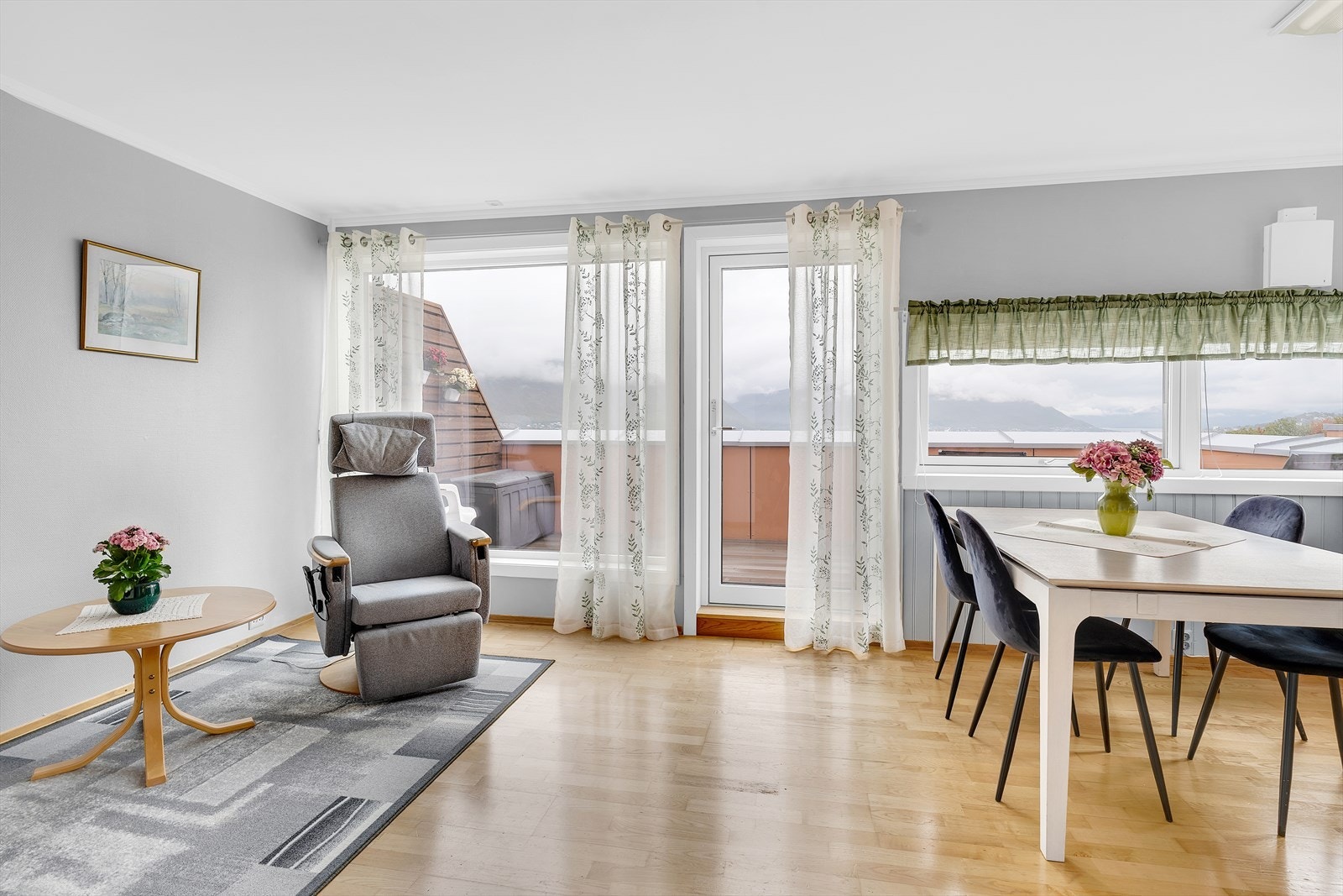 Allrommet ved kjøkkenet, her har man plass til både spisebord og stuedel. Galleribilde