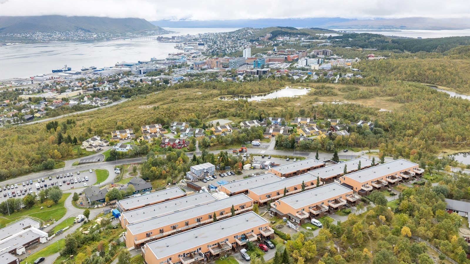 Boligen er del av en terrassebebyggelse med god beliggenhet på Tromsøya. Galleribilde