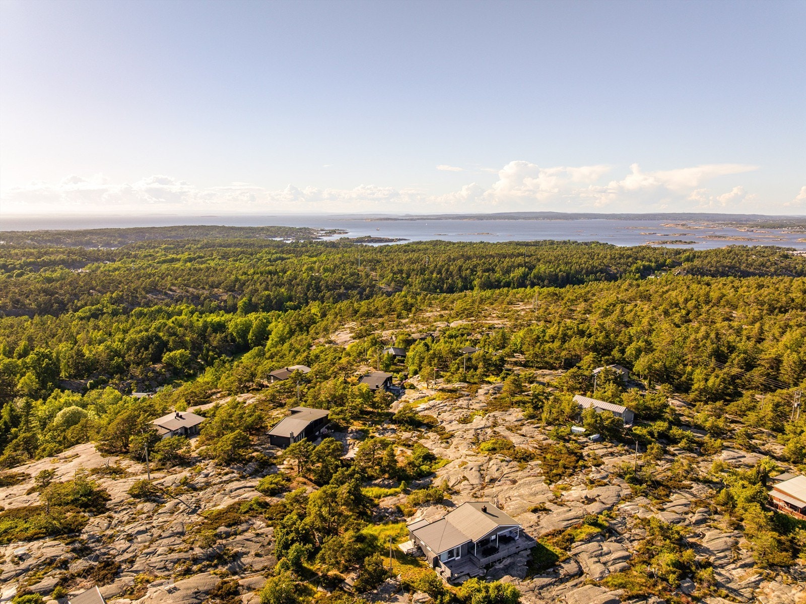 Eiendommen ligger høyt og fritt på Liatoppens vestside - midt i skjærgårdsparadiset Hvaler. Fotograf; Kristoffer Kristiansen. Galleribilde