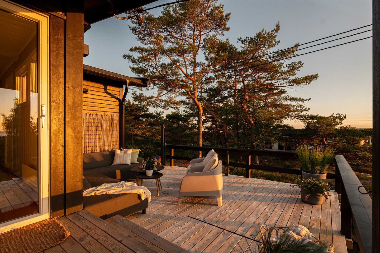Terrassen er et naturlig samlingspunkt med plass til både spisegruppe og loungeområde. Galleribilde