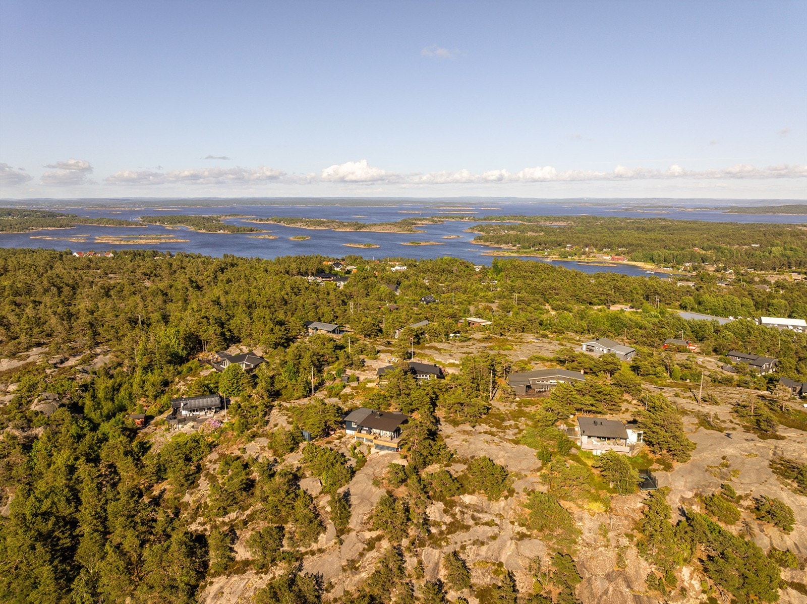 På Liatoppen tilbringes feriedagene midt i det omfangsrike øyriket Hvaler, med enkel tilgang til den vakre skjærgården. Galleribilde