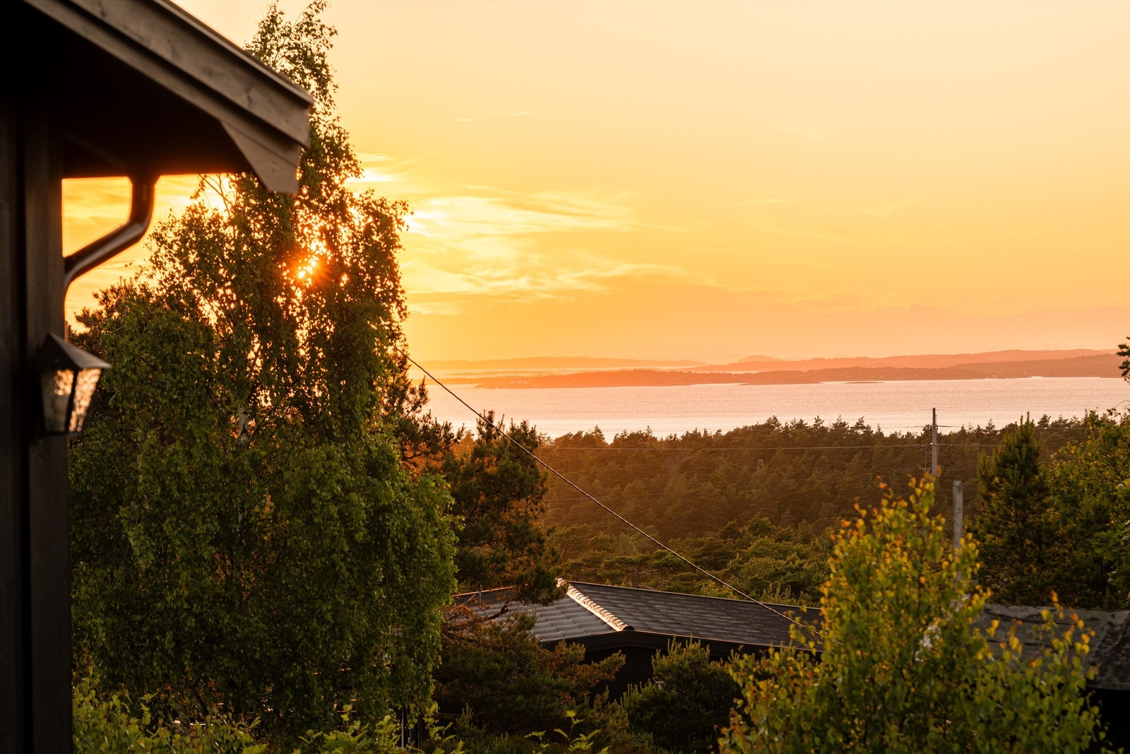 Fantastisk utsikt mot Oslofjorden med vakre solnedganger som kan nytes fra eiendommen. Galleribilde