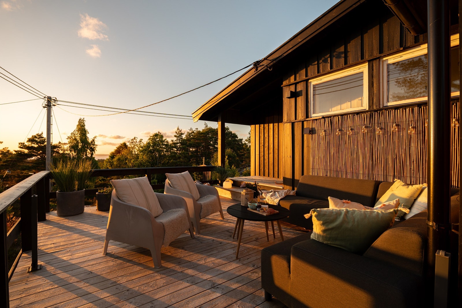 I sommermånedene er kveldssolen på terrassen helt til den går ned i nordvest. Galleribilde