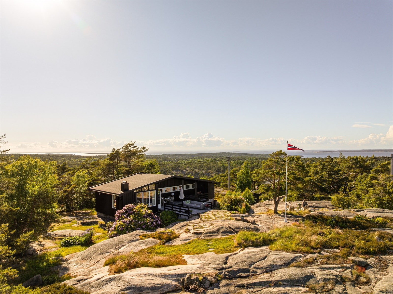 Høyt og fritt beliggende på Vesterøy med flott utsikt mot Oslofjorden og vakre naturomgivelser. Galleribilde