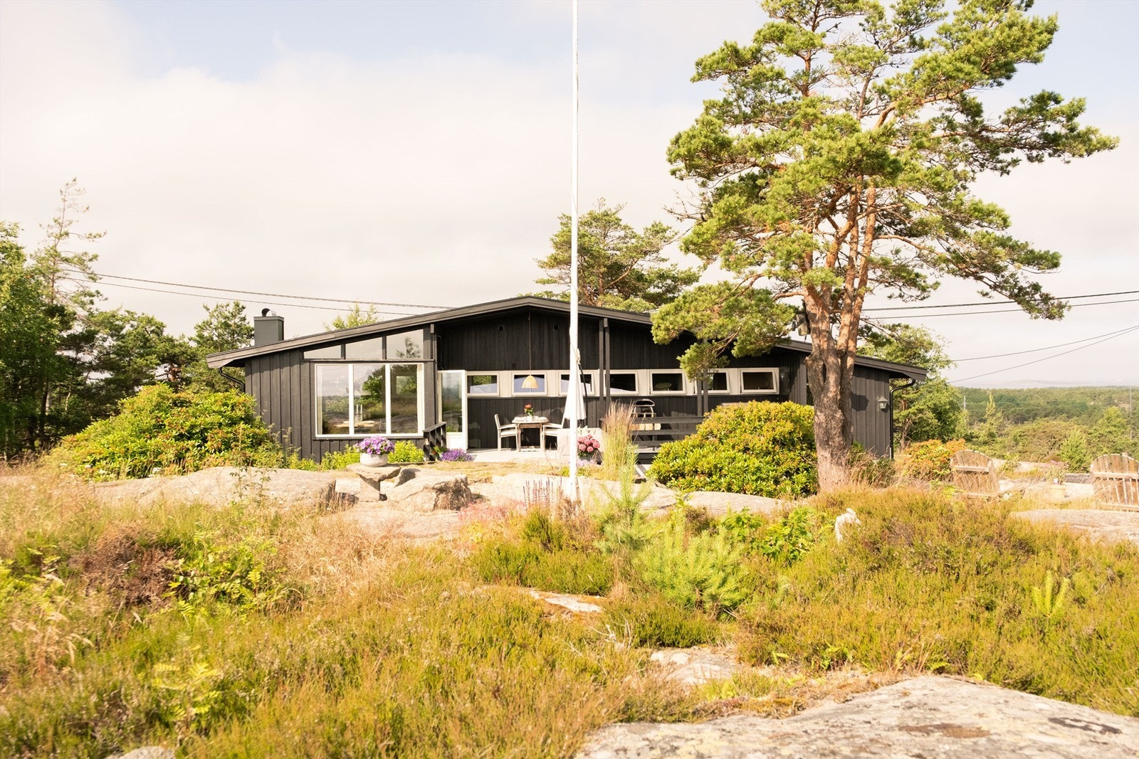Nyt rolige morgener med solen som bader terrassen i lys - her kan dagens første kaffekopp nytes i naturskjønne omgivelser med utsikt over Hvalers vakre svaberg. Galleribilde