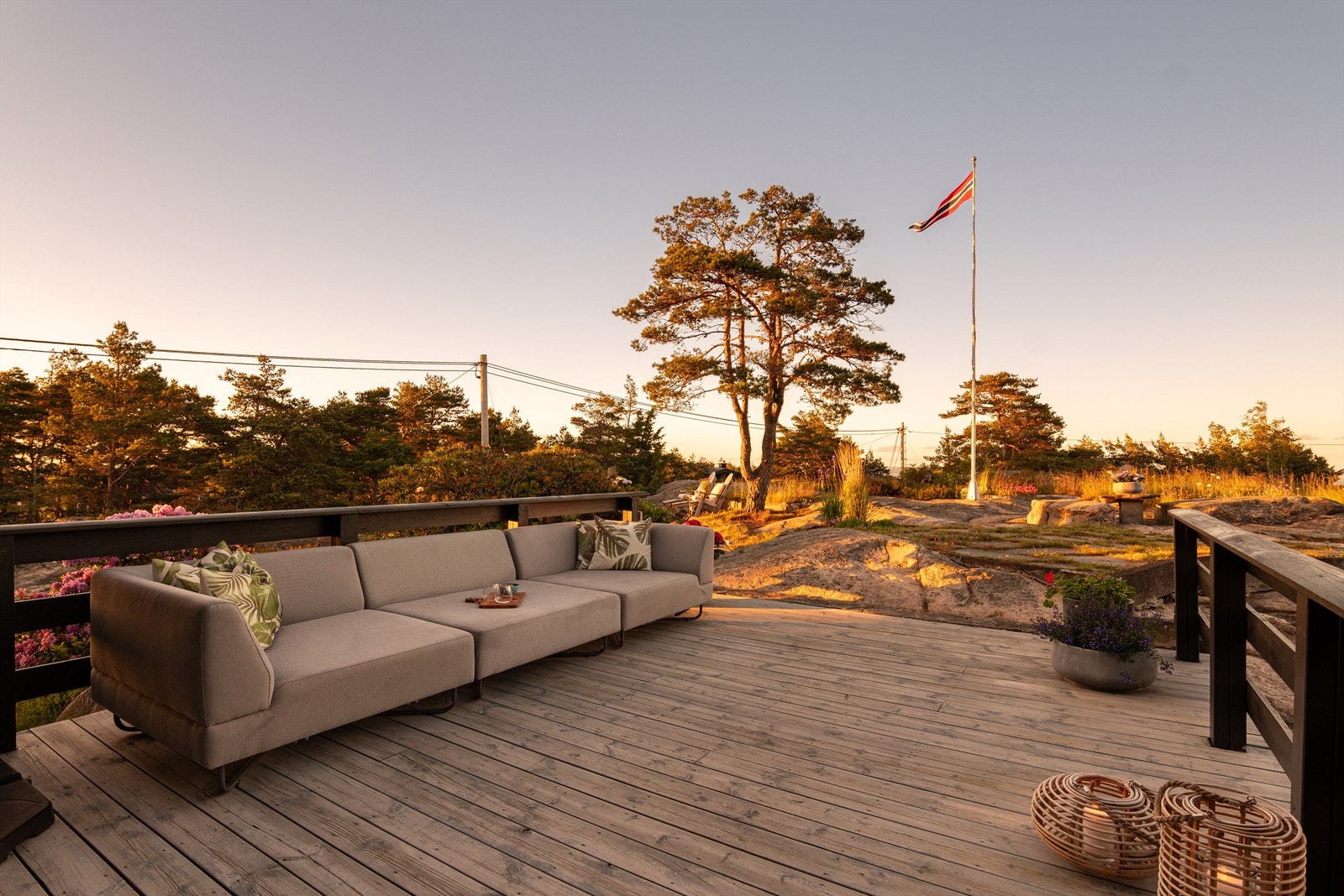 Stor og innbydende terrasse med gode solforhold og flotte uteplasser for avslapning og hyggelige sammenkomster. Galleribilde