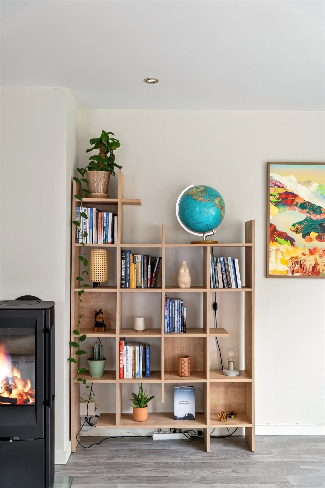 Peisovnen med glassdør er et sentralt element i stuen. Galleribilde