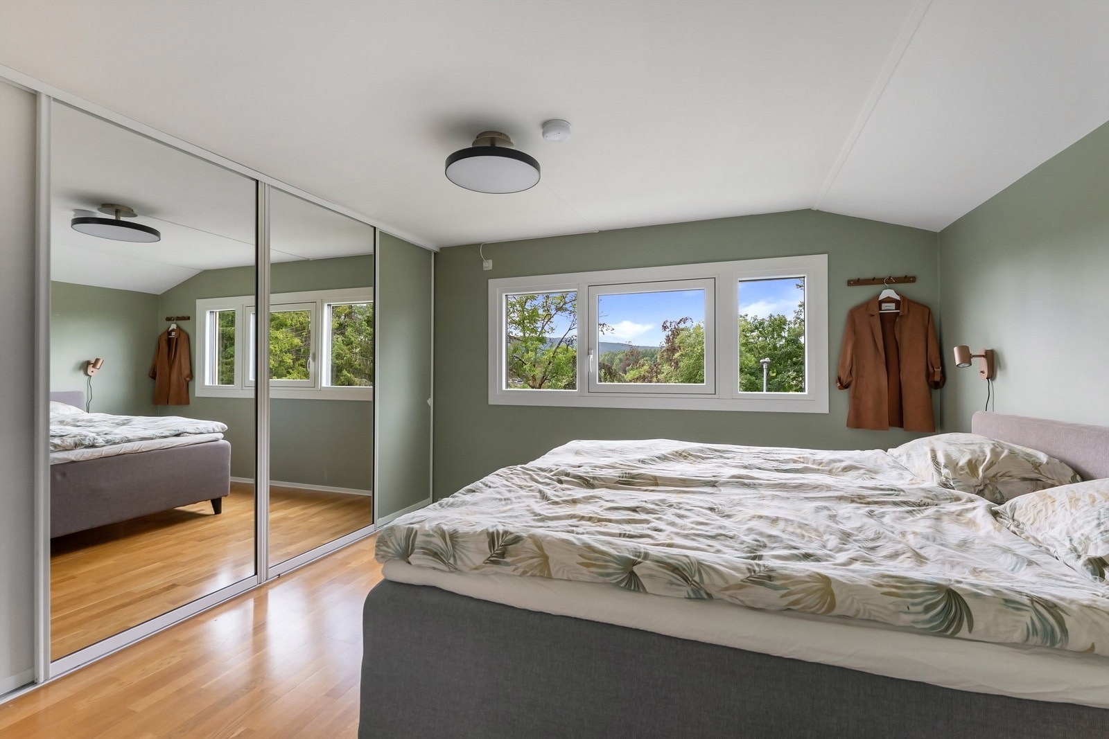 Skyvedørsgarderobe med speilfronter gir rikelig med oppbevaringsplass. Galleribilde