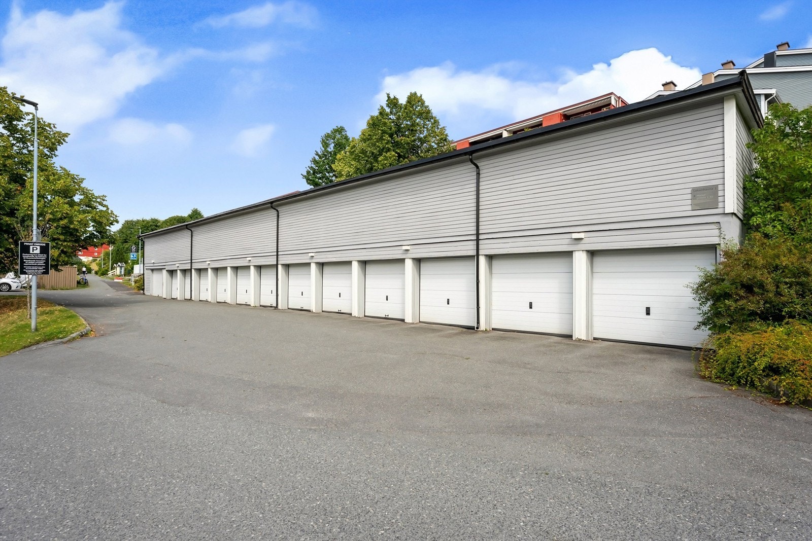 Boligen disponerer garasjeplass i felles anlegg, med installert elbillader. Galleribilde