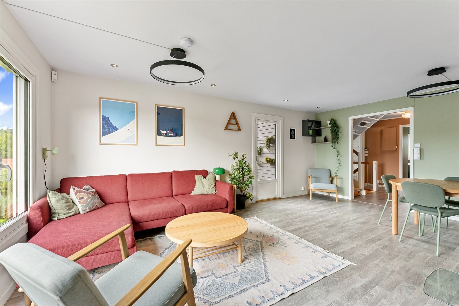 Stuen er romslig med plass til både sofagruppe og spisebord. Galleribilde