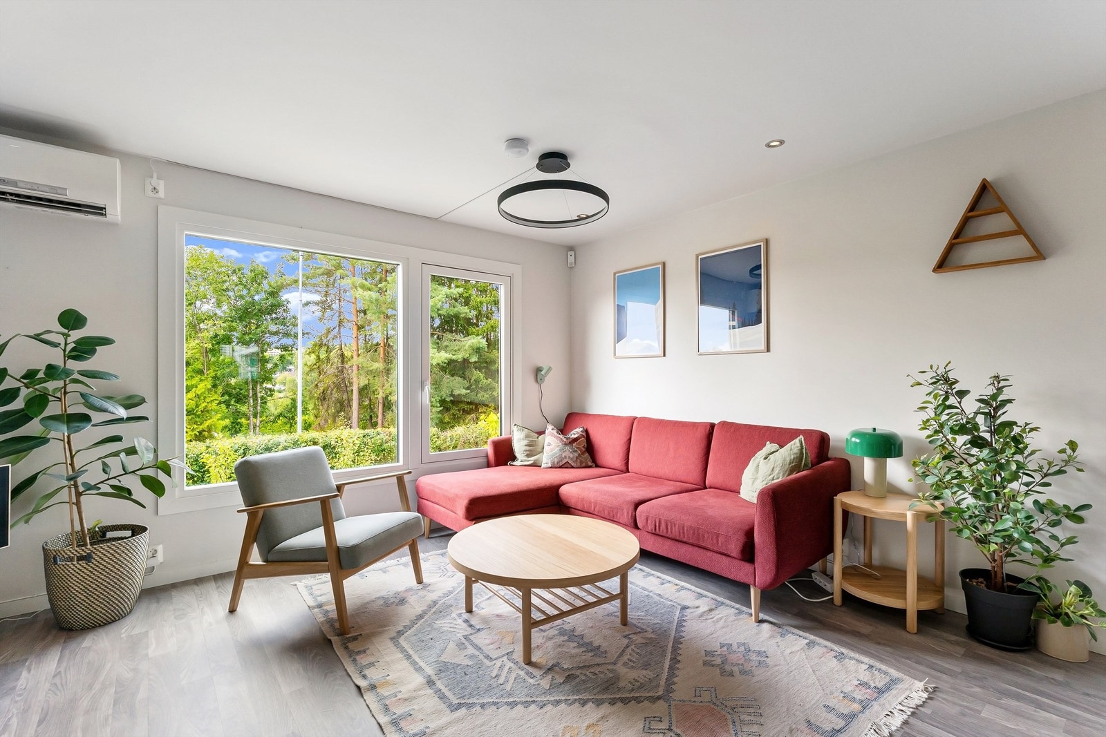 Store vindusflater fra 2023 slipper inn rikelig med dagslys.
Foto: Zovenfra AS Galleribilde
