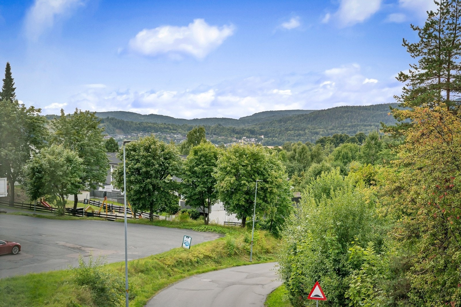 Fra eiendommen er det kort vei til turområder som Kolsåstoppen og Eineåsen. Galleribilde