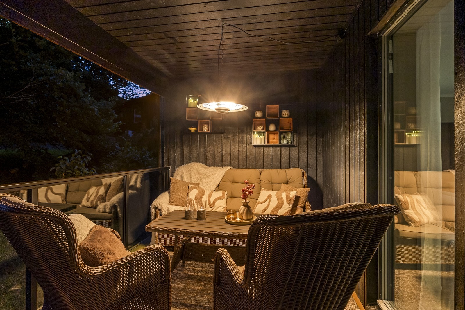Overbygget balkong med utgang fra stuen i første etasje. Galleribilde