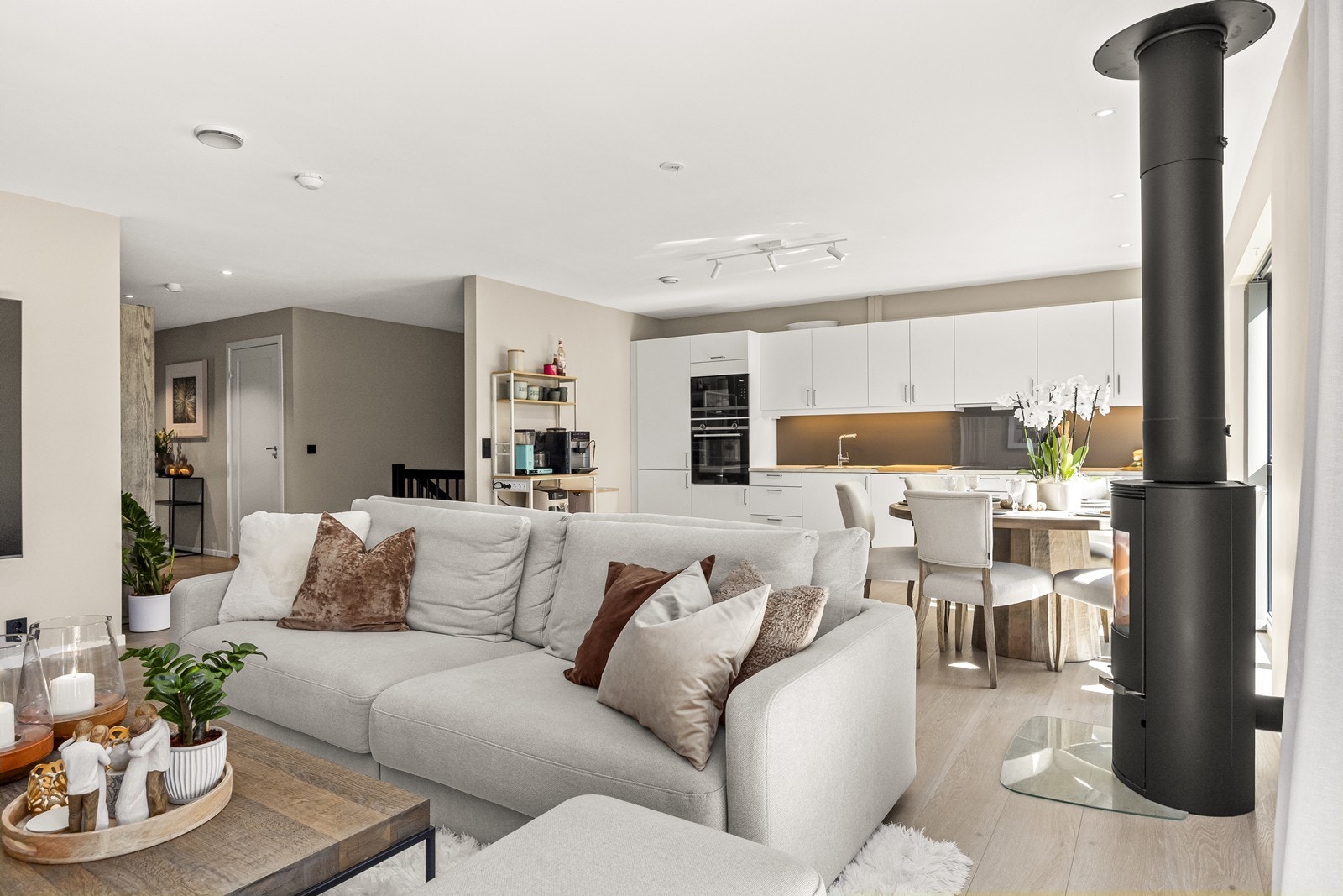 Peisovnen er sentralt plassert mellom spiseplassen og sofagruppen. Galleribilde