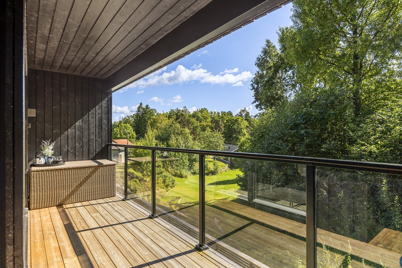 Fra balkongen er det utsyn over hagen og nærliggende grøntområder. Galleribilde