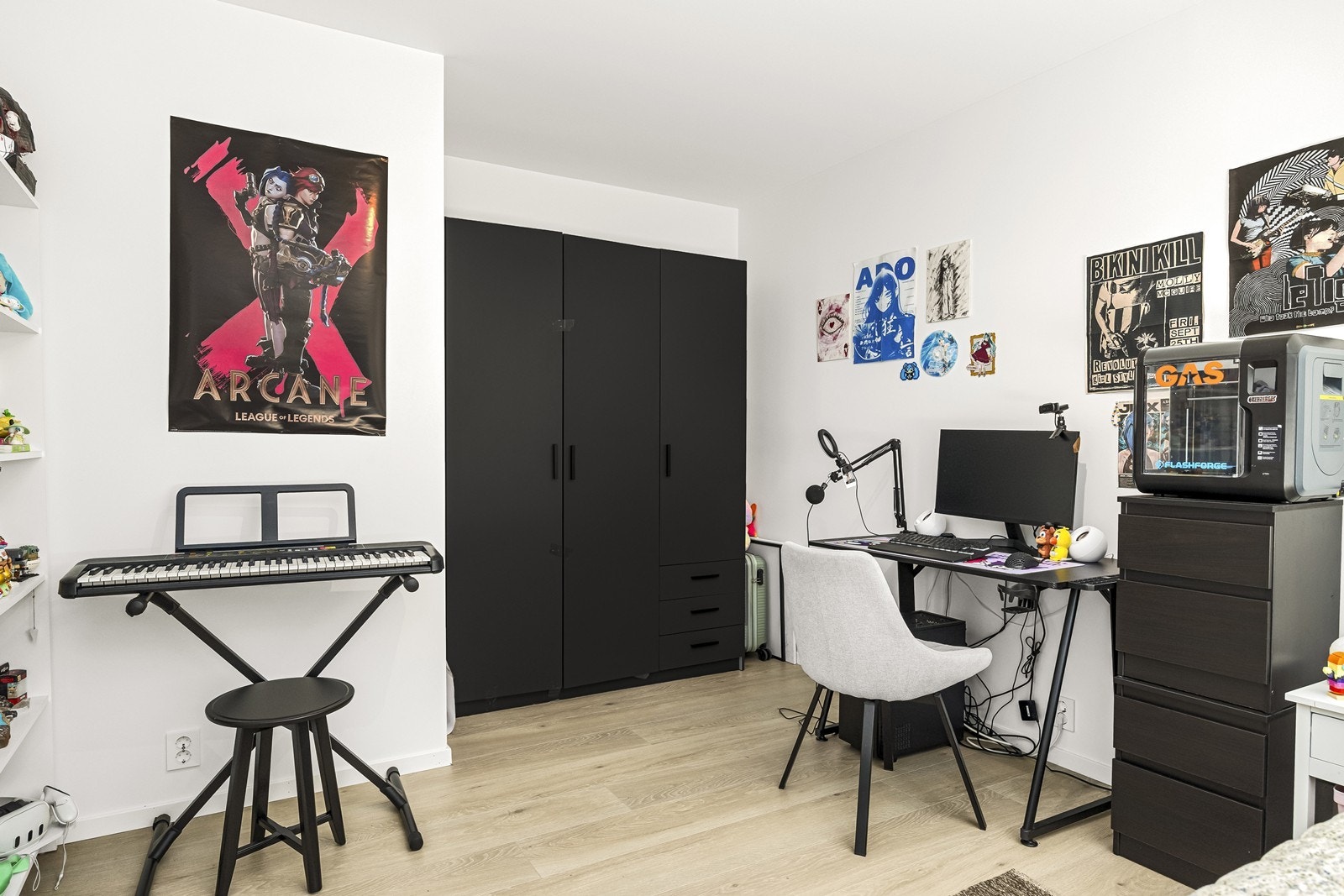 Rommet er lyst og har plass til både seng, skrivepult og garderobe. Galleribilde