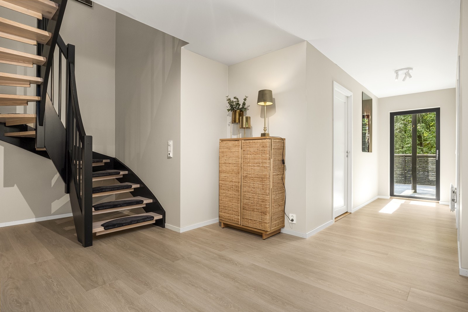 Underetasjen har en takhøyde på 2,41-2,44 meter. Galleribilde