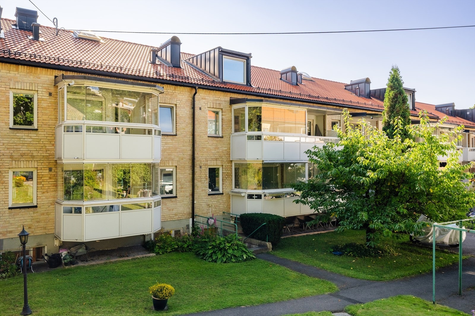 Leiligheten disponerer en loftsbod på ca. 2 m² og en kjellerbod på ca. 5 m². Galleribilde