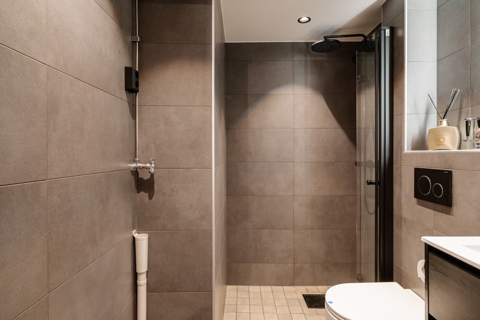 Moderne og elegant bad. Badet er oppført i henhold til TEK17 og har vegghengt toalett og opplegg for vaskemaskin Galleribilde