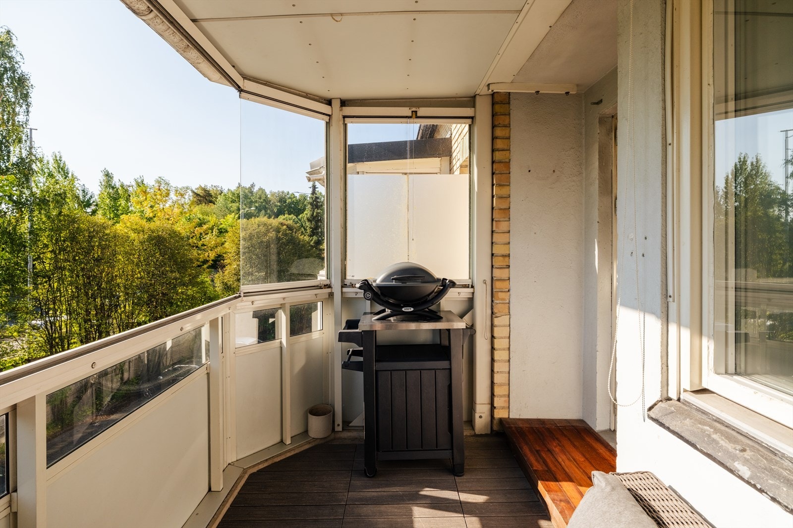 Balkongen har tremmegulv og god plass til både sittegruppe og grill. Galleribilde