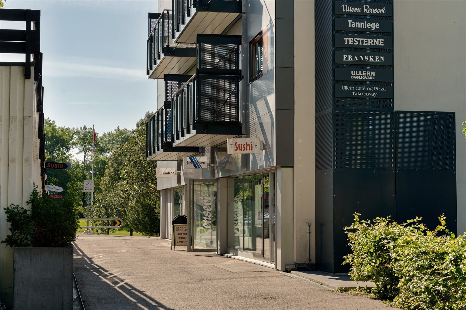 Gangavstand til Møllhausen Torg med blant annet KIWI, apotek og kafé. Galleribilde