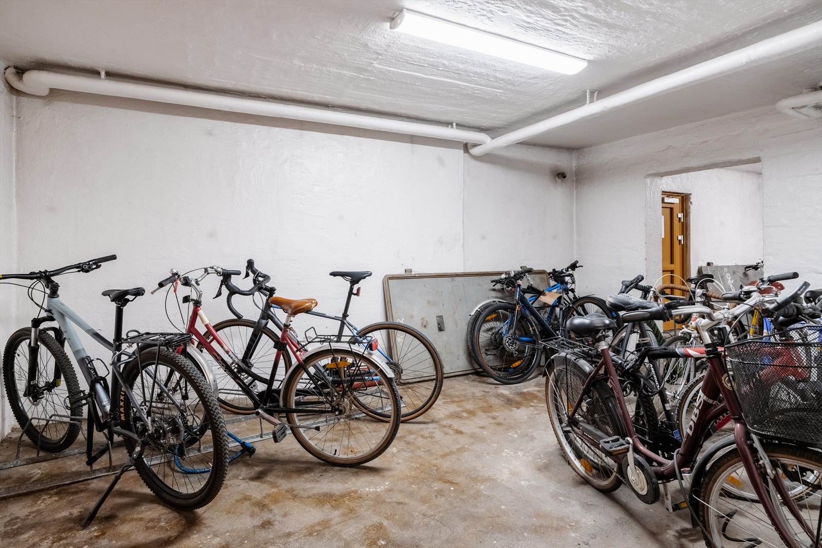 Borettslaget har felles sykkelparkering innendørs. Galleribilde