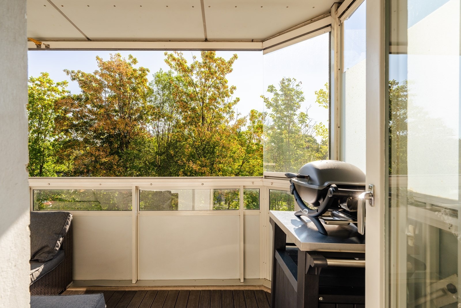 Leiligheten har en innglasset balkong på 7 m². Balkongen har utsyn mot borettslagets grønne og pent opparbeidede fellesarealer. Galleribilde